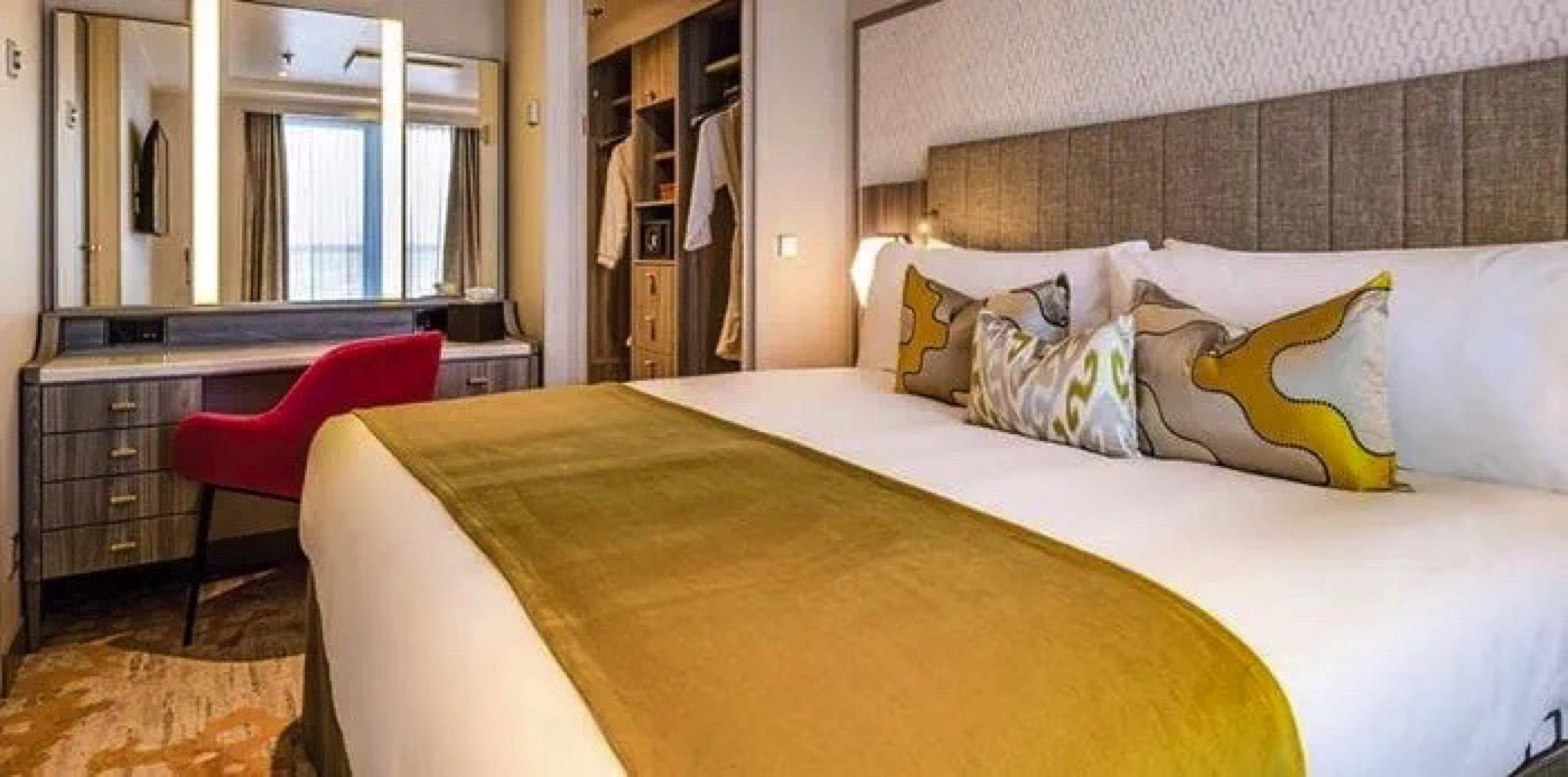 Mid Ship Suite with Balcony